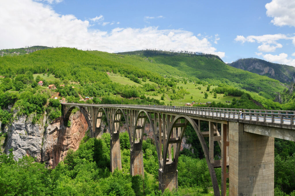 Steinerne Bogenbrücke führt über den Tara Fluss in Montenegro