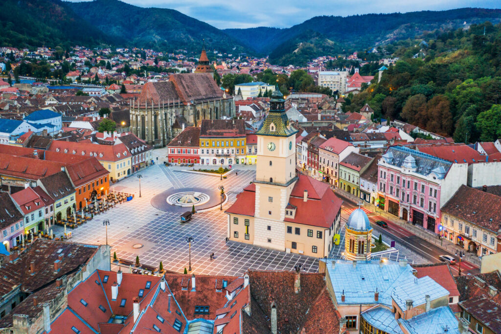 Das Rathaus mit seinem weiten Platz befindet sich in Mitten der Altstadt Brasov in Rumnänien.