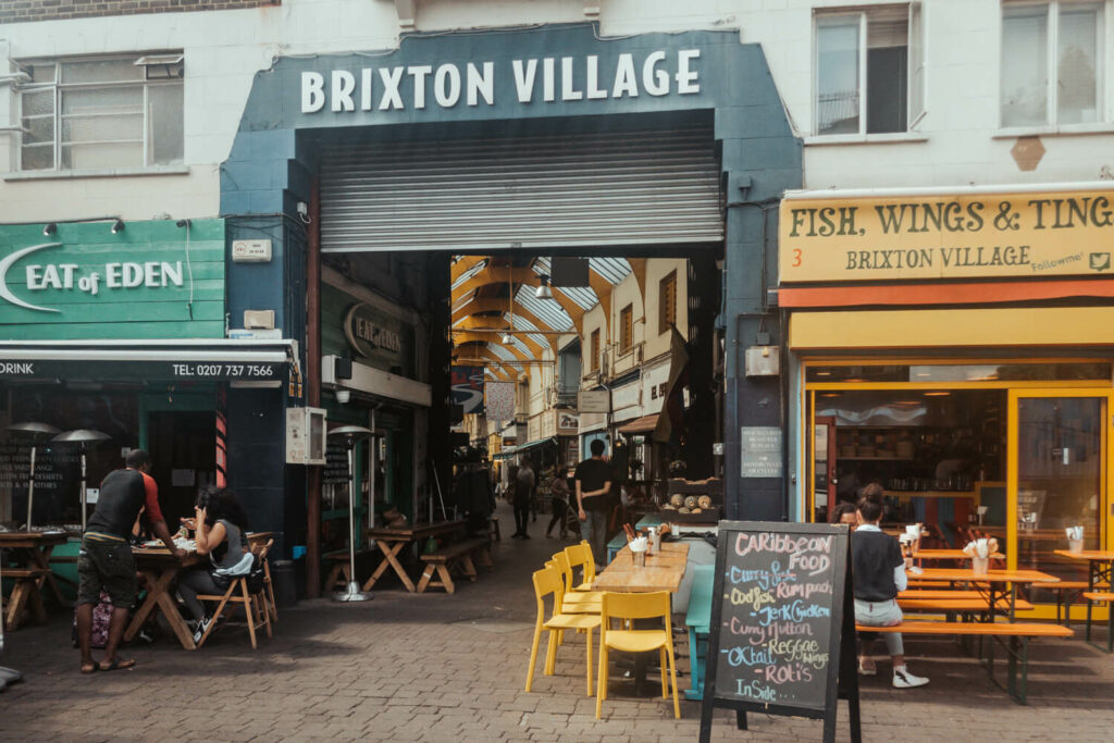 Bereits am Eingang des Brixton Village in London kann man die unzähligen Restaurants erspähen.