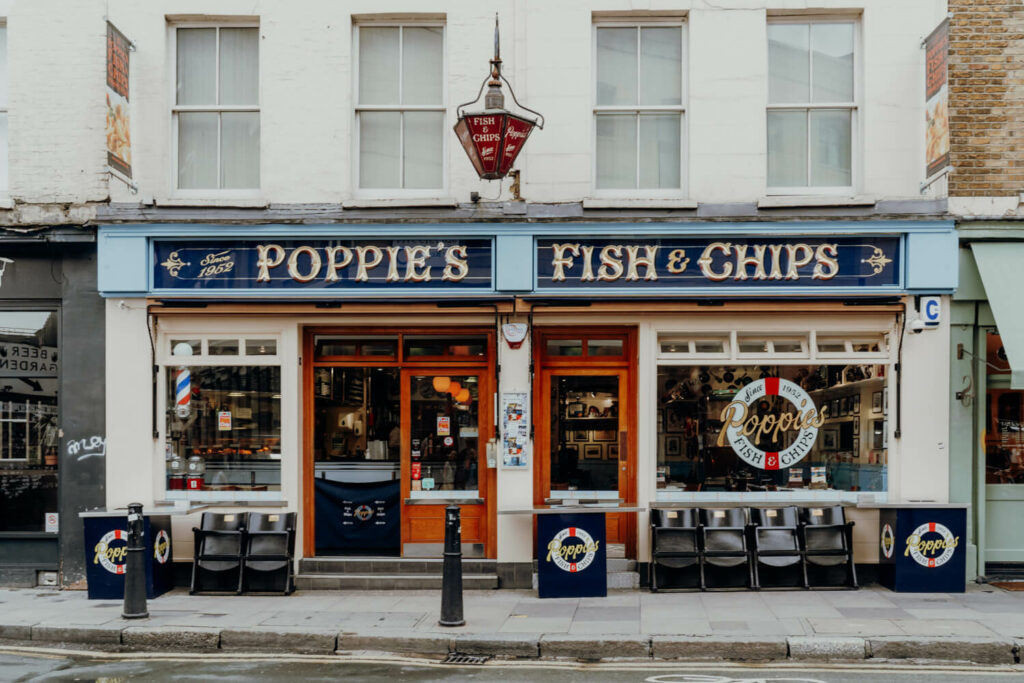 Im Restaurant Poppies Fish & Chips gibt es die besten Fish and Chips in London.