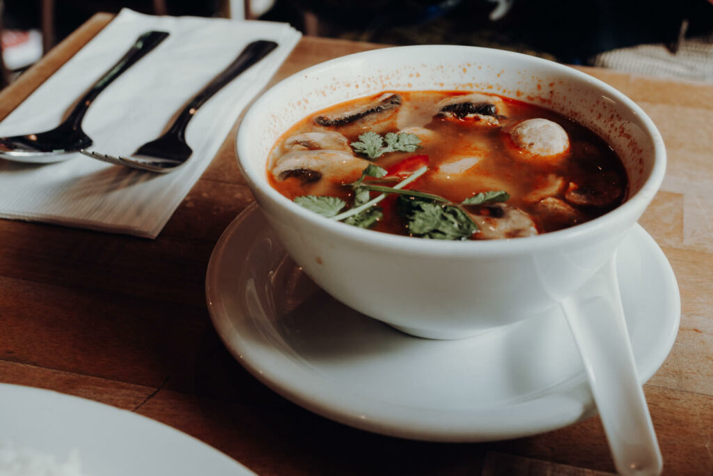 Die Suppe aus dem thailändischen Restaurant Kao Sarn kann man beinahe schon durch das Bild riechen.