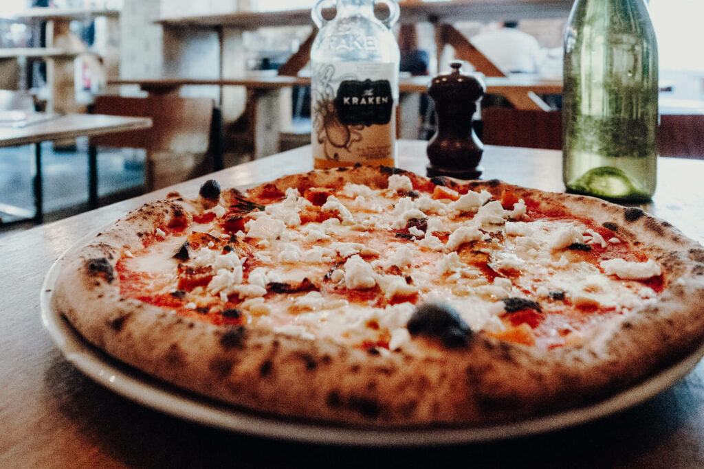Das Restaurant Sodo Pizza in London bietet auch ausgefallene Pizzakreationen wie die Pizza Lorena mit Kürbis, Feta, Pinienkernen und Rosmarin an.