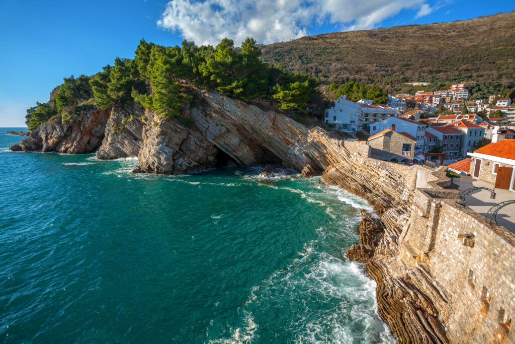 Der Küstenort Petrovac liegt an einer Steilwand mit Blick auf ein türkisblaues Wasser