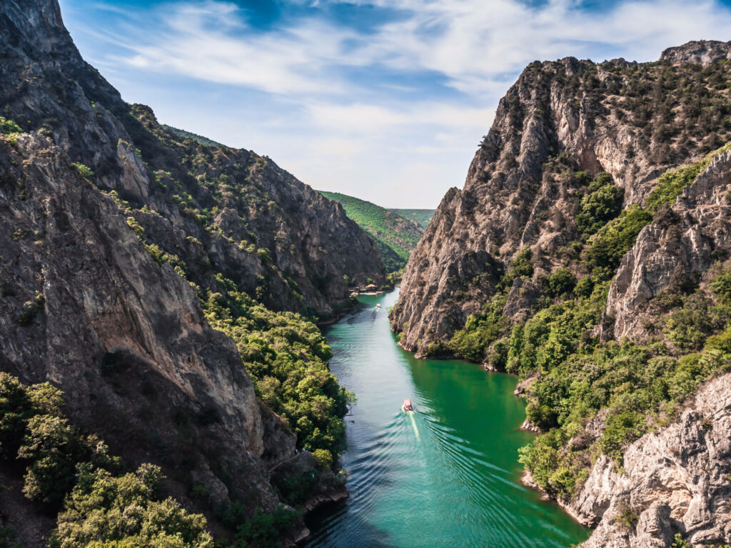 Ein türkiesblauer Fluss erstreckt sich zwischen gewaltigen Bergen.