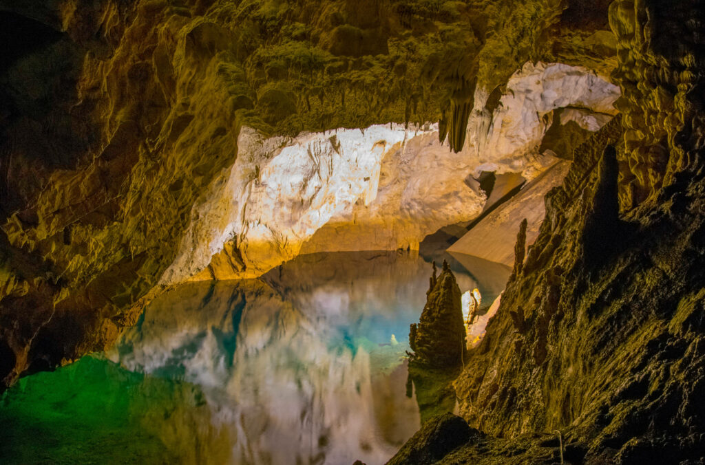 Eine Höhle in Nordmazedonien in der sich die Höhle im Wasser spiegelt.