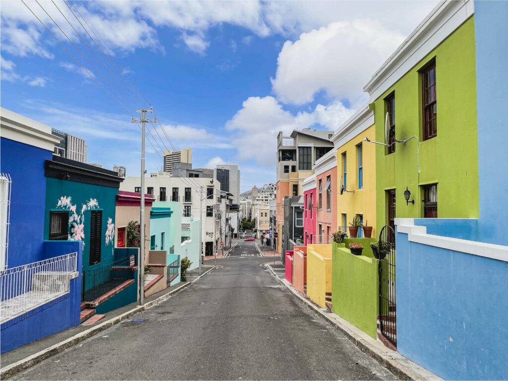 The four-valley Bo-Kaap in Cape Town is a sight in itself with its colorful houses.