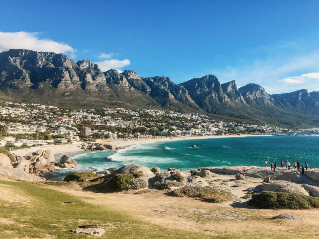 Ein wunderschöner Reisetipp für Strandliebhaber: Das Camps Bay liegt wenige Minuten von Kapstadt entfernt und wird nicht umsonst als „Côte d'Azur Südafrikas“ bezeichnet.