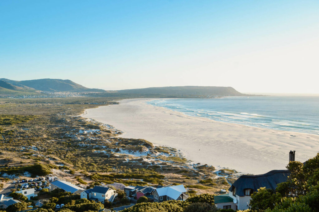 Our insider tip for beautiful beaches: Long Beach stretches over six kilometers just outside of Cape Town.