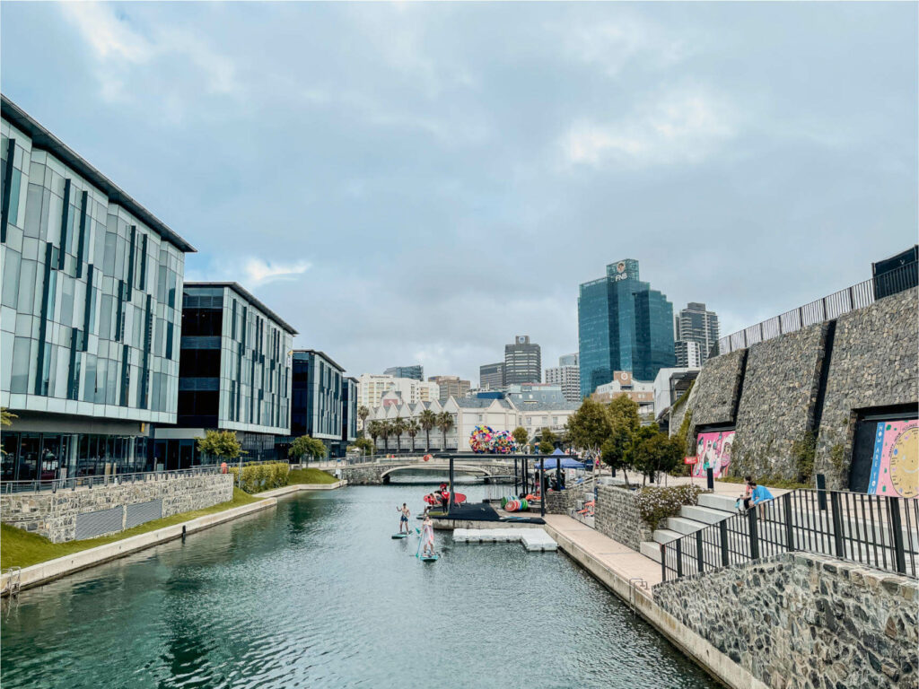 An insider travel tip for a very special experience in Cape Town: In Battery Park you can also discover the park while stand-up paddling.