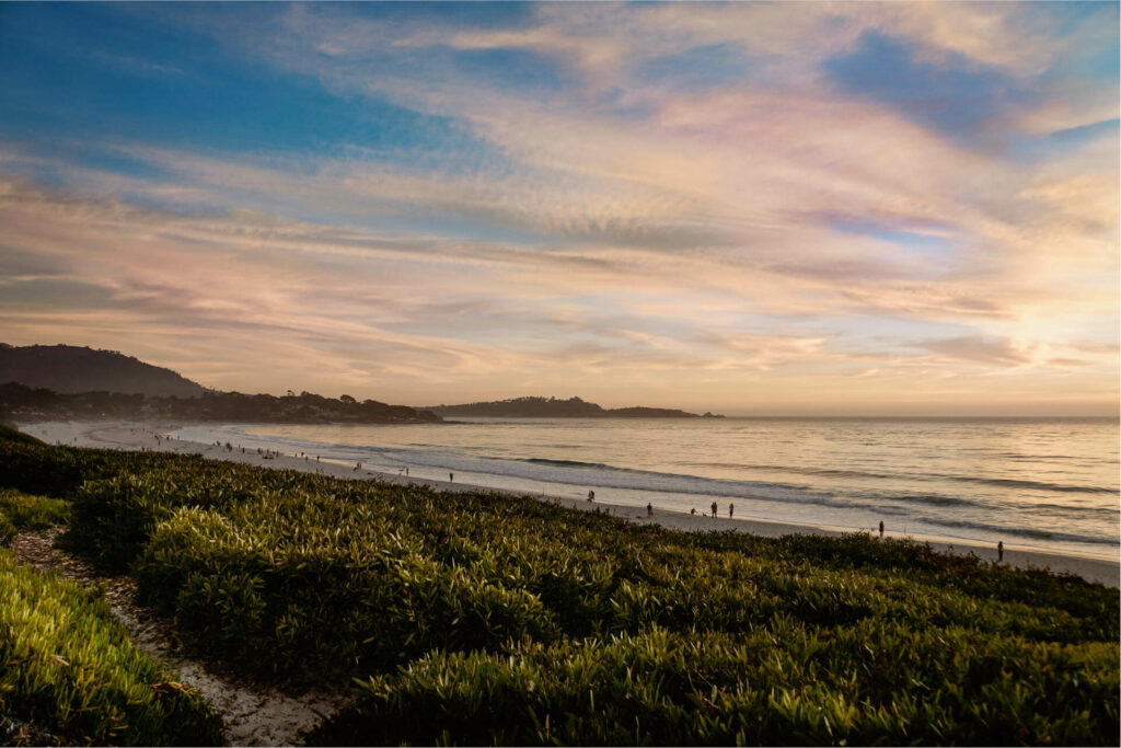 Carmel-by-the-Sea ist ein echter Insider Tipp für die Umgebung von San Francisco: Hier gibt es wunderschöne Geschäfte, Cafés und Restaurants und man kann wunderschöne Sonnenuntergänge vom Strand beobachten.