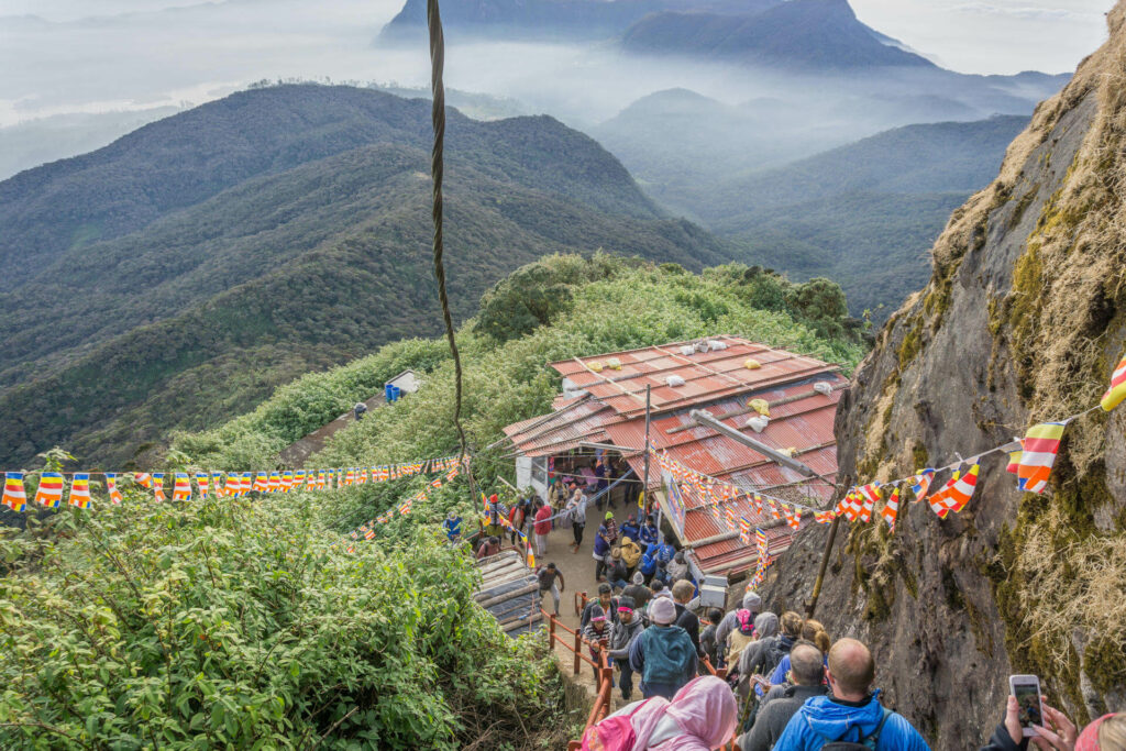 Nicht jede Sehenswürdigkeit in Sri Lanka ist leicht zu erreichen: Um den Gipfel des Adams Peak zu erreichen müssen erstmal über 5.200 Stufen erklommen werden.