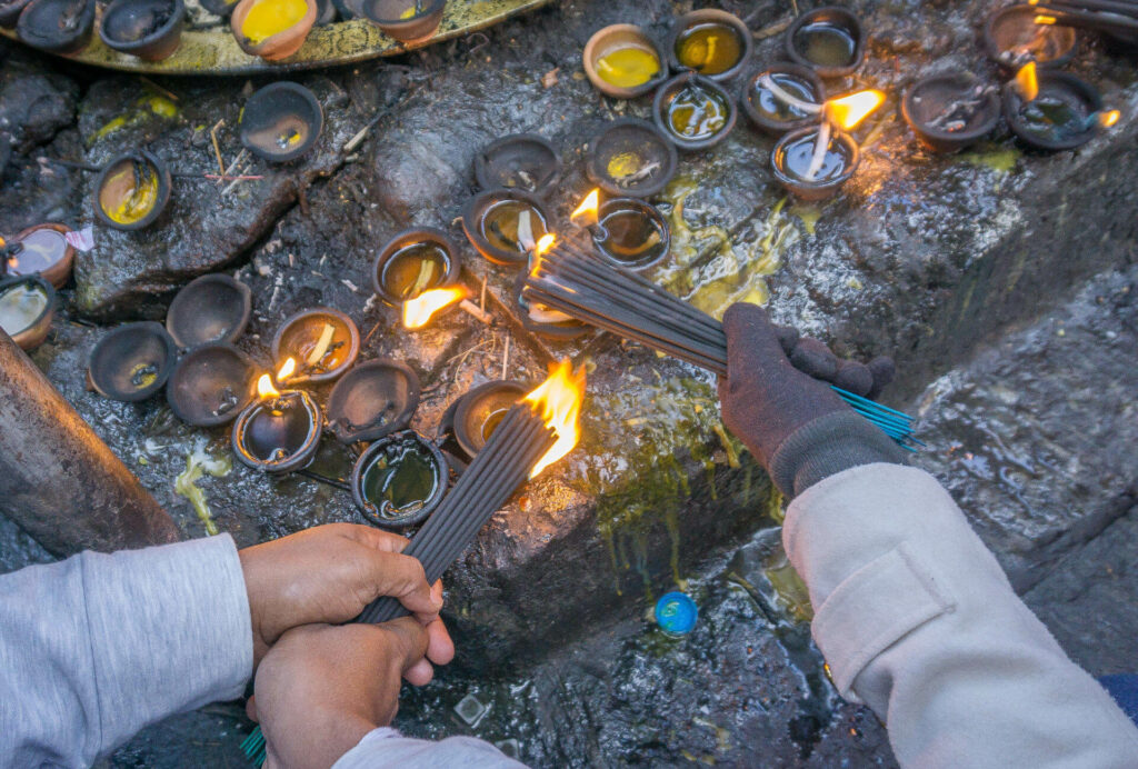 Oben am Adams Peak in Sri Lanka werden Opfergaben von den Mönchen arrangiert.