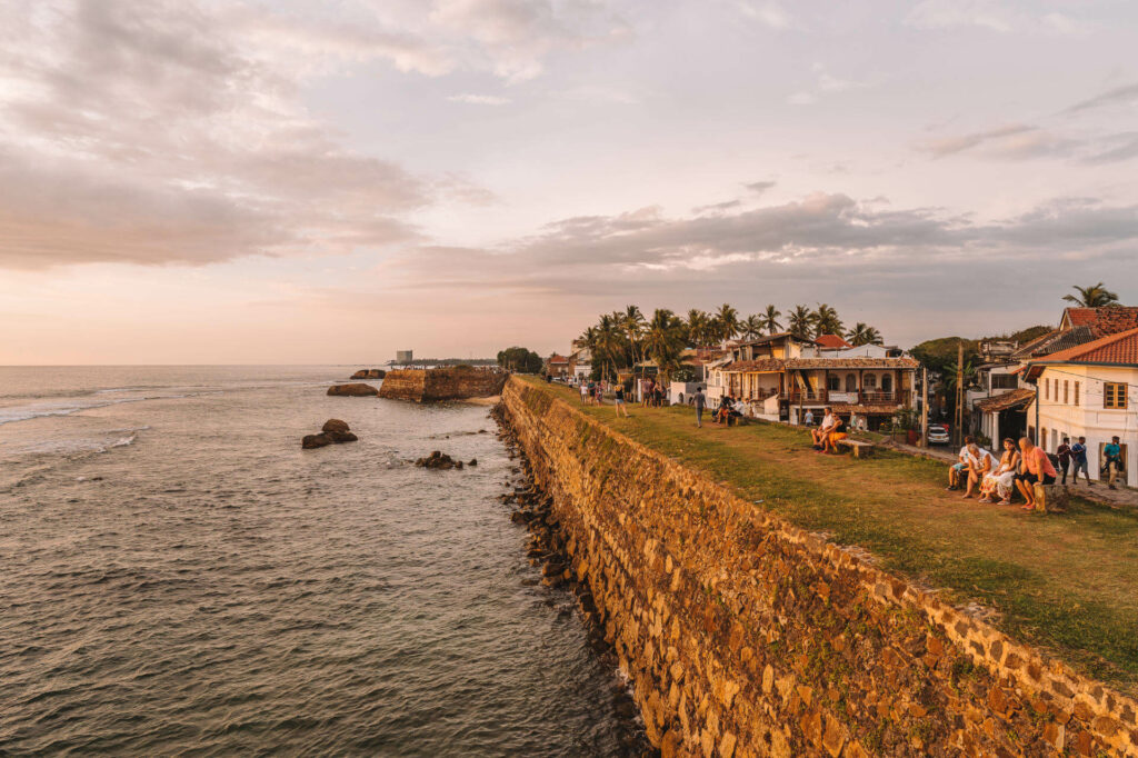 Der Geheimtipp für wunderschöne Reisefotos aus Sri Lanka: Zum Sonnenuntergang auf die Mauer das Dutch Fort.