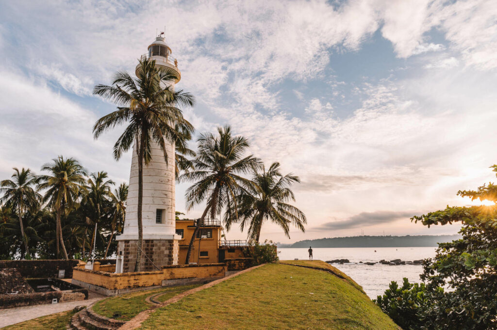Direkt am Wasser thront der schöne Leuchtturm der Stadt Galle auf Sri Lanka.
