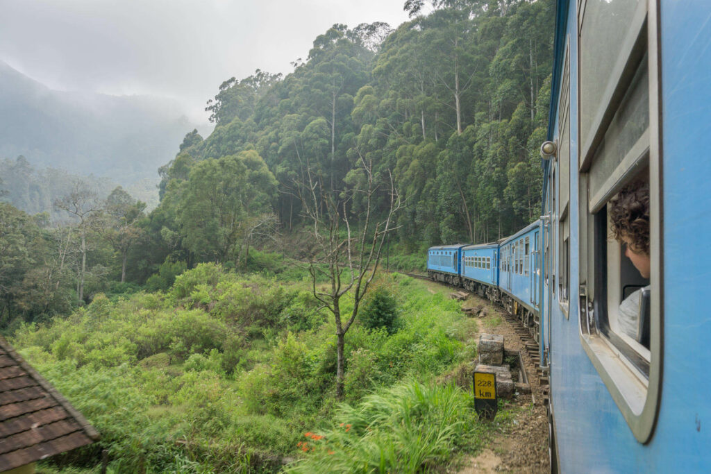 Die fahrt mit dem historischen Zug durch Sri Lanka ist ein Highlight für sich.