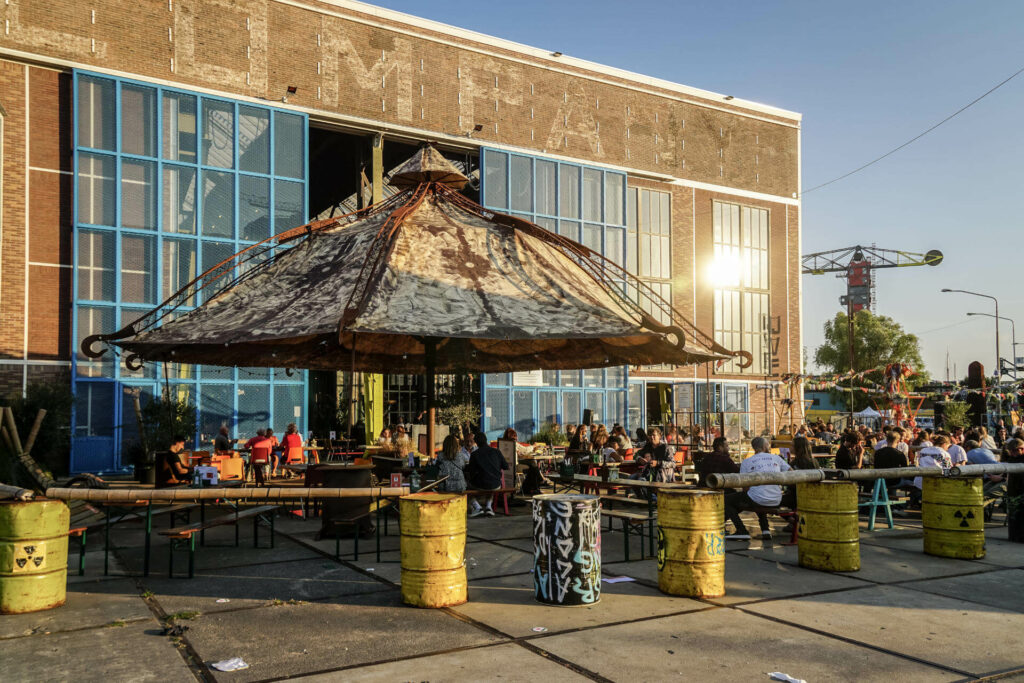 Mitten im Hipsterviertel befindet sich das Restaurant IJver, welches mit seinem industriellen Charme zur Pause auf der Terrasse einlädt.