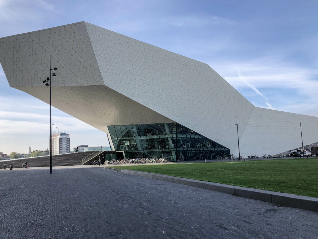 Im Hafenviertel von Amsterdam befindet sich das Eye Filminstitut, dessen Gebäude bereits selbst sehenswert ist.