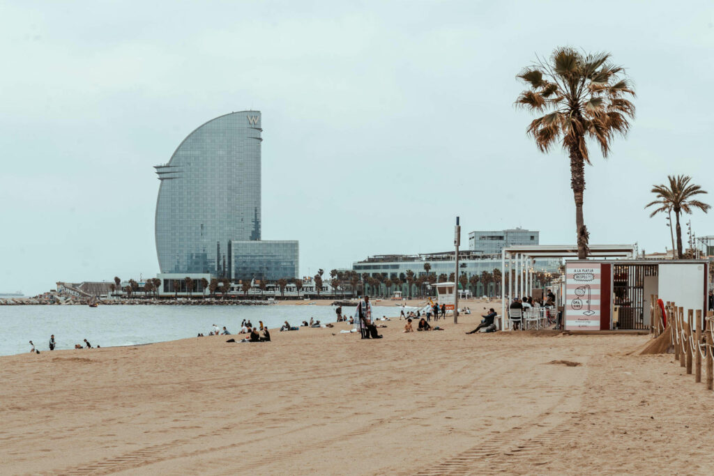 Dieser Strand in Barcelona zählt mit zu den Sehenswürdigkeiten und Geheimtipps