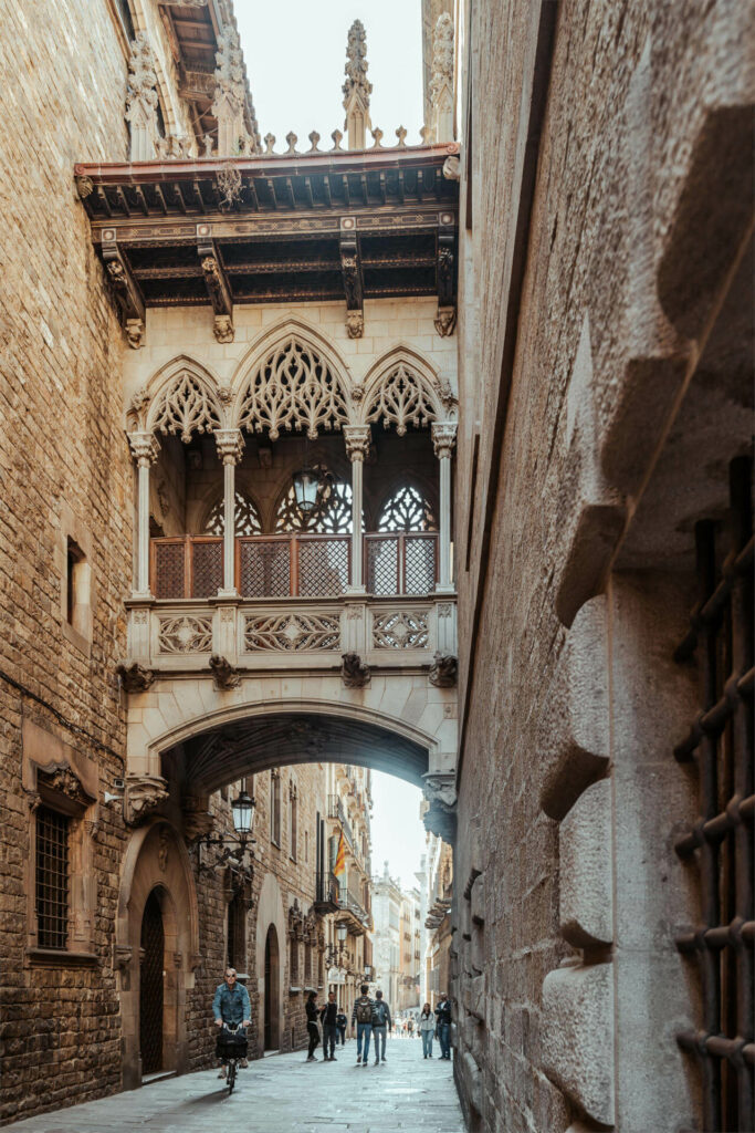 Die Pont del Bisbe ist längst kein Geheimtipp mehr: Sie gilt als einer der fotogensten Orte in Barcelona.