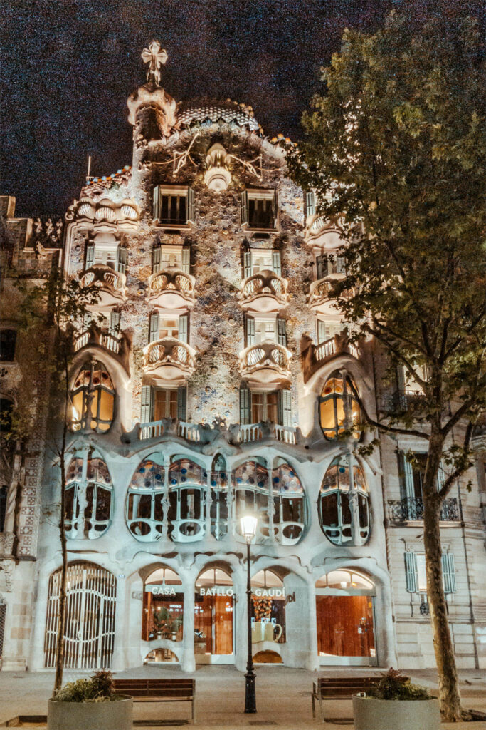 Die Casa Battló darf auf der Liste der Sehenswürdigkeiten in Barcelona nicht fehlen.