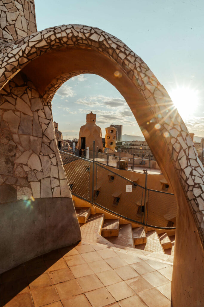 Der Geheimtipp für den besten Sonnenuntergang in Barcelona: die Aussicht von der Casa Milà.