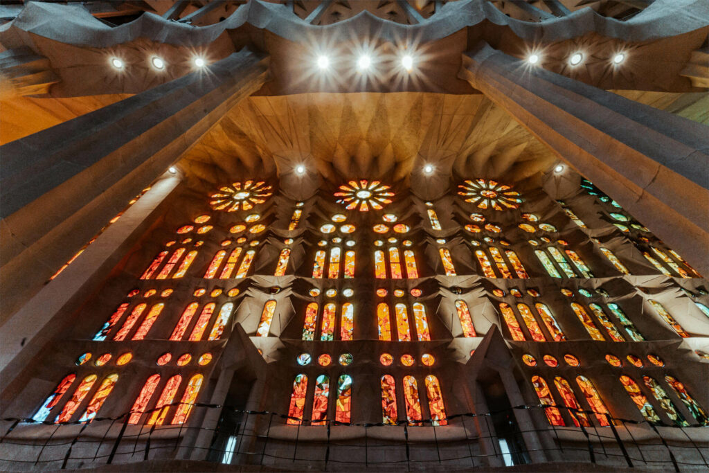 Unser Geheimtipp für die Sagrada Familia: Am Morgen scheint das Licht besonders magisch durch die Buntglasfenster der Kirche.