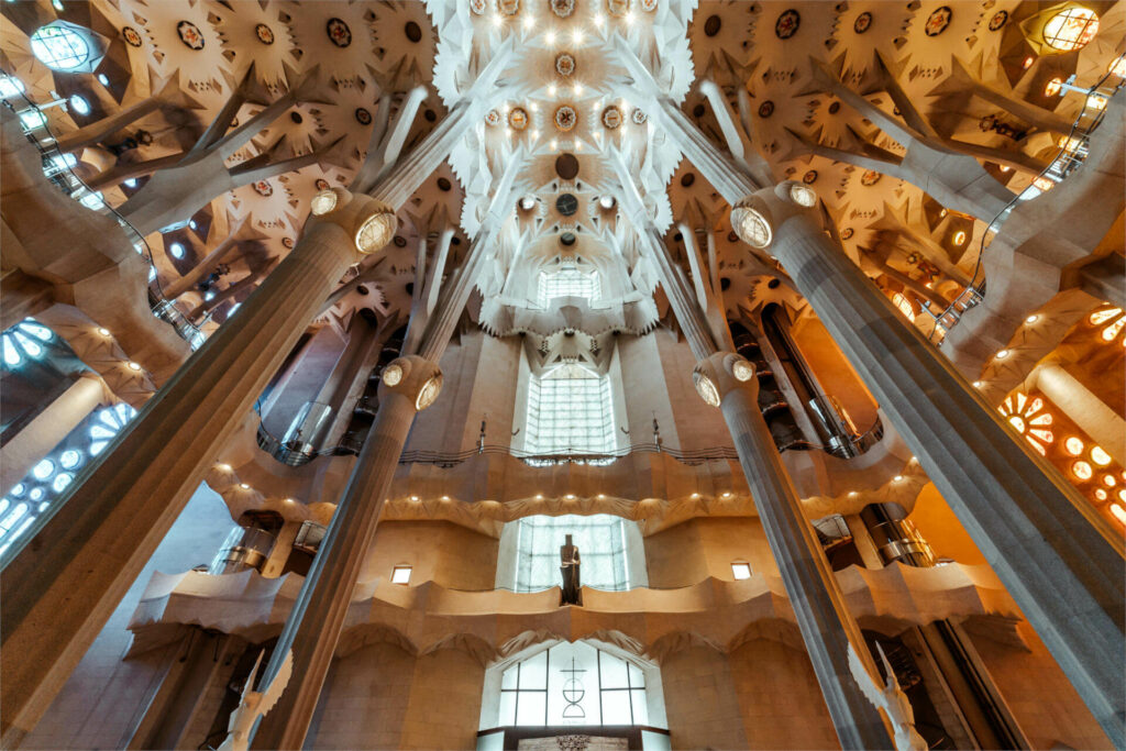 Auch wenn sie seit dem Bauanfang im Jahr 1882 bis heute noch nicht fertig gestellt wurde, eine besonders beeindruckende Sehenswürdigkeit ist die Sagrada Familia trotzdem.