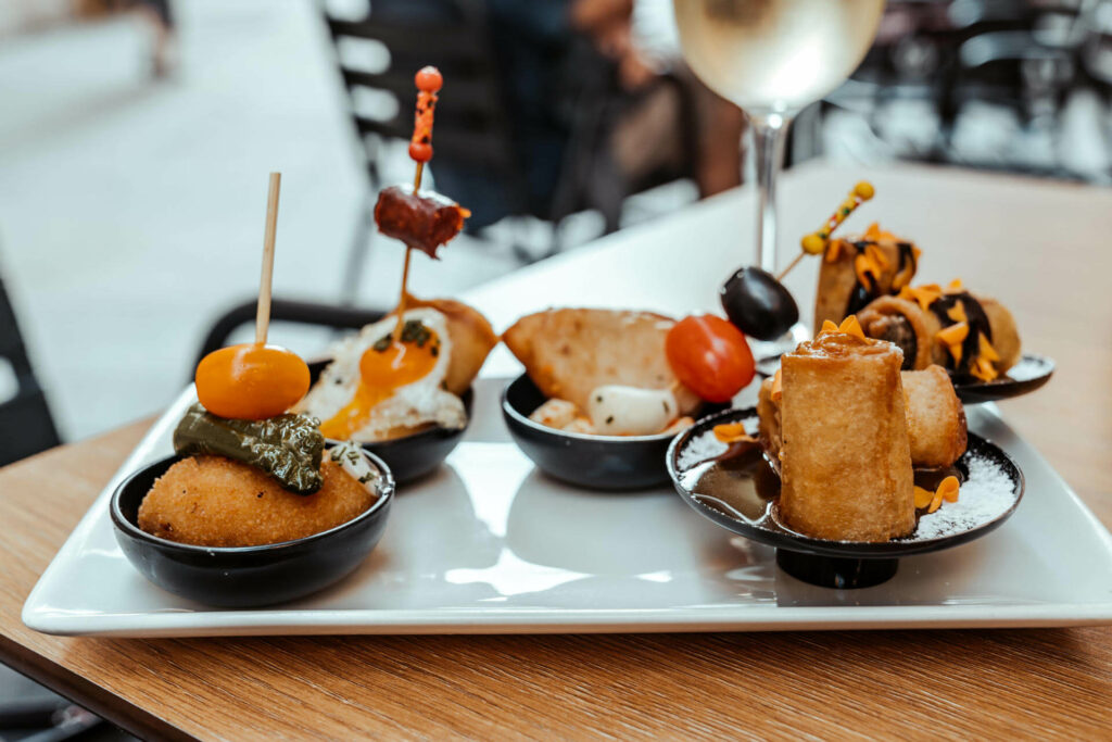 Im Norden Spaniens nennt man sie Pintxos statt Tapas: kleine, ausgefallene Portionen, die im Blai 9 in Barcelona besonders köstlich sind.