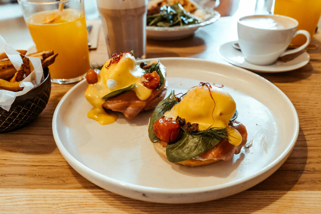 Das Alaska Royale Benedict von The Egg Lab in Barcelona ist einfach köstlich: Eggs Benedict auf einem Mohnbagel mit Trüffelcreme, Kräutern, Cherrytomaten, Spinat und Lachs mit einer Honig-Senf-Hollandaise.