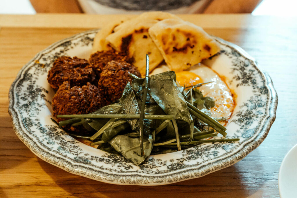 Das sollte man sich bei The Egg Lab in Barcelona nicht entgehen lassen: das Turkish Healthy Breakie: eine Mascarpone-Joghurt-Creme mit knusprigen Falafeln, türkischem Brot, Chilibutter und Spiegeleiern.