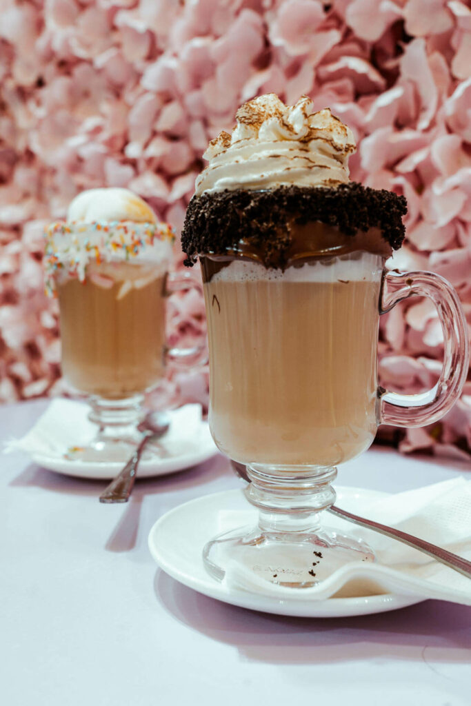 Zum Frühstück vor der wunderschönen Blumenwand kann man den Marshmallow Latte perfekt genießen.