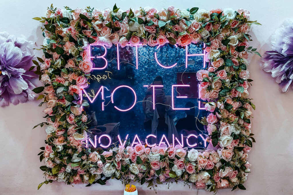 Die Eixampeling Brunch Café & Bar in Barcelona begrüßt mit kitschig bunten Blumen und Neonlichtern, die sich perfekt auf Fotos machen.