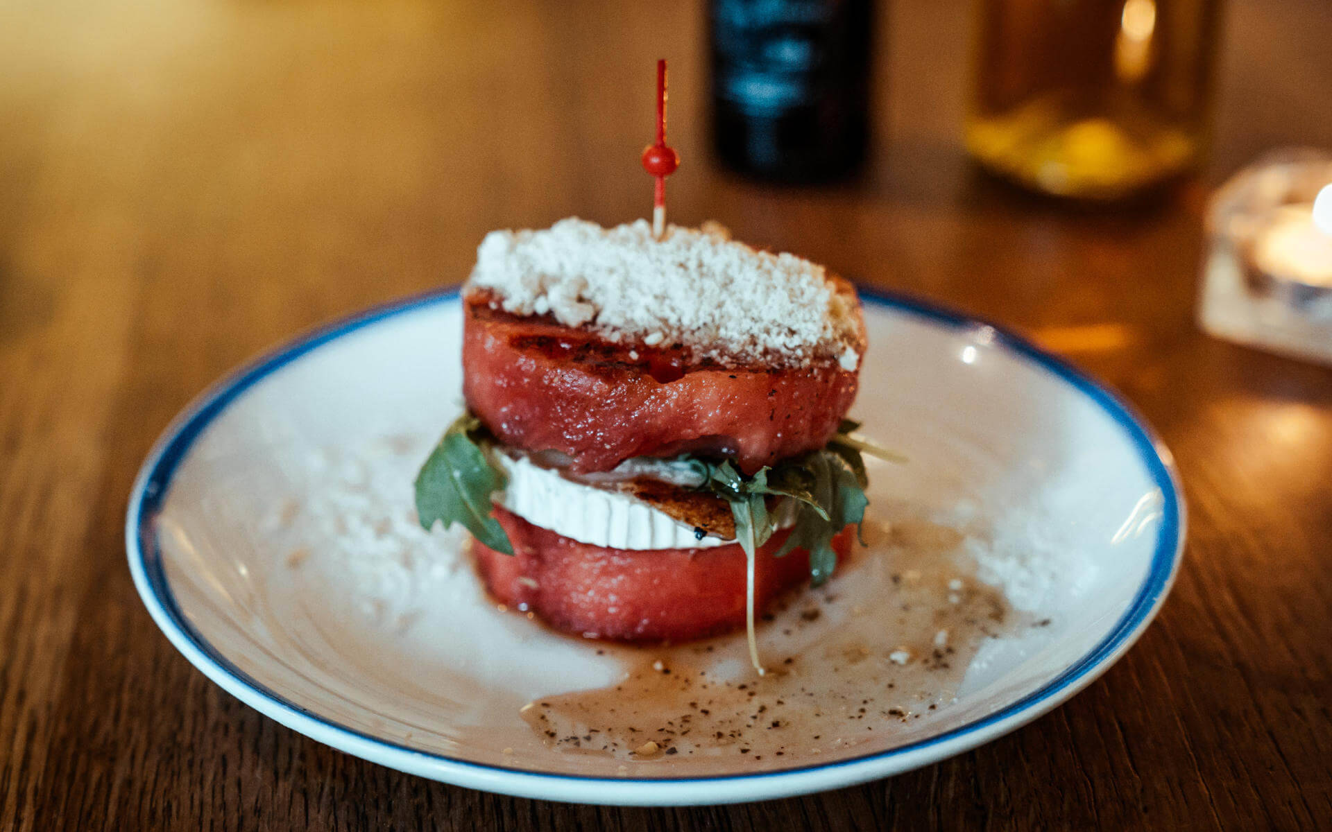 Als Vorspeise im Flax & Kale in Barcelona ist besonders die gegrillte Wassermelone mit Ziegenkäse, japanischem Blattsenf, Marconamandeln und süßer Minzsauce zu empfehlen.