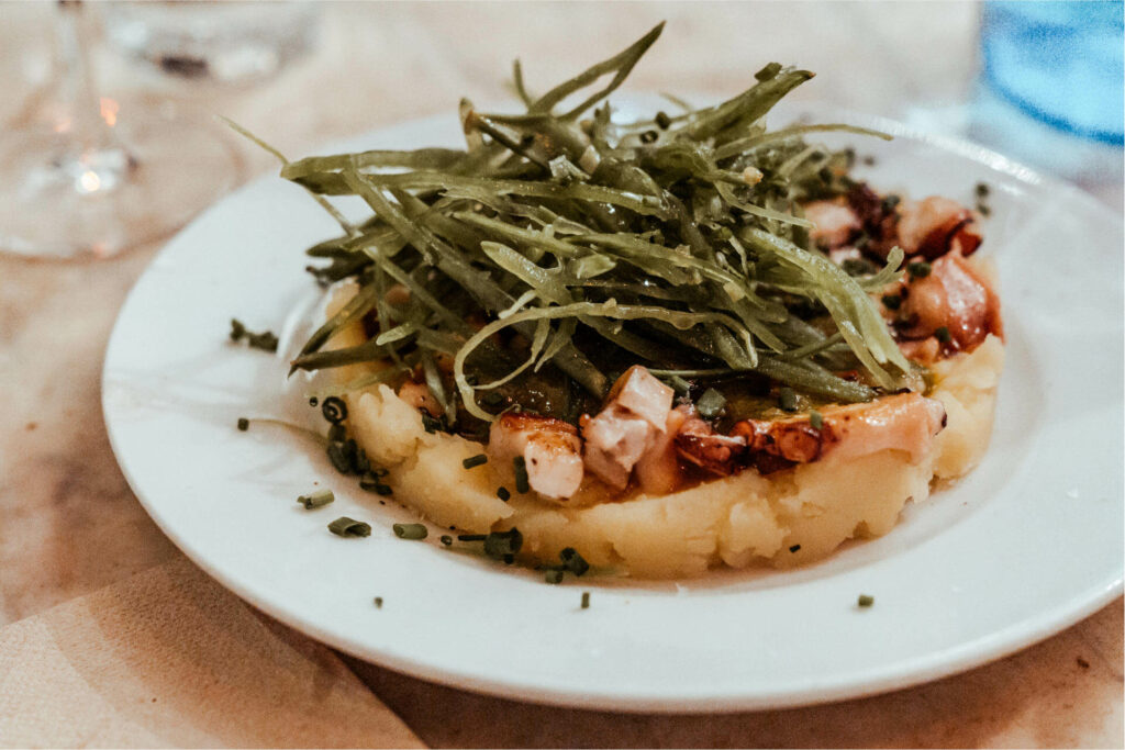 Ein besonders außergewöhnliches Gericht gibt es im La Pepita in Spanien: Lachstatar mit Avocado, Ponzu, Wasabi–Mayonnaise und Algensalat.