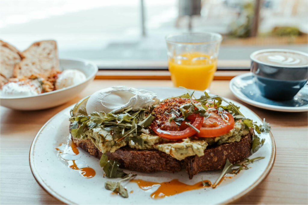 Neben einem köstlichen Avocado Toast bekommt man im Little Fern in Barcelona auch Çılbır – eine türkische Joghurtcreme mit Ahornsirup, pochierten Eiern, schwarzem Knoblauch, Chiliöl, Dill und dazu Pitabrot - zum Brunch.