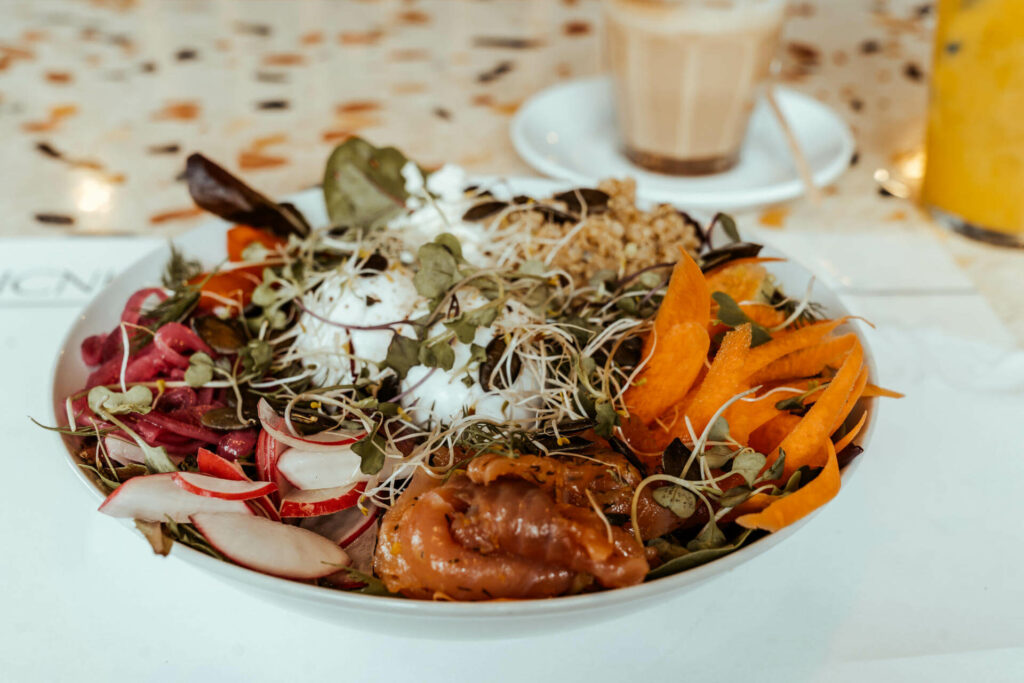 Die Breakfast Bowl mit Süßkartoffeln, Grünzeugs, Karotten, Feta und pochierten Eiern vom Picnic Restaurant bietet eine riesige Portion, die lange satt hält.