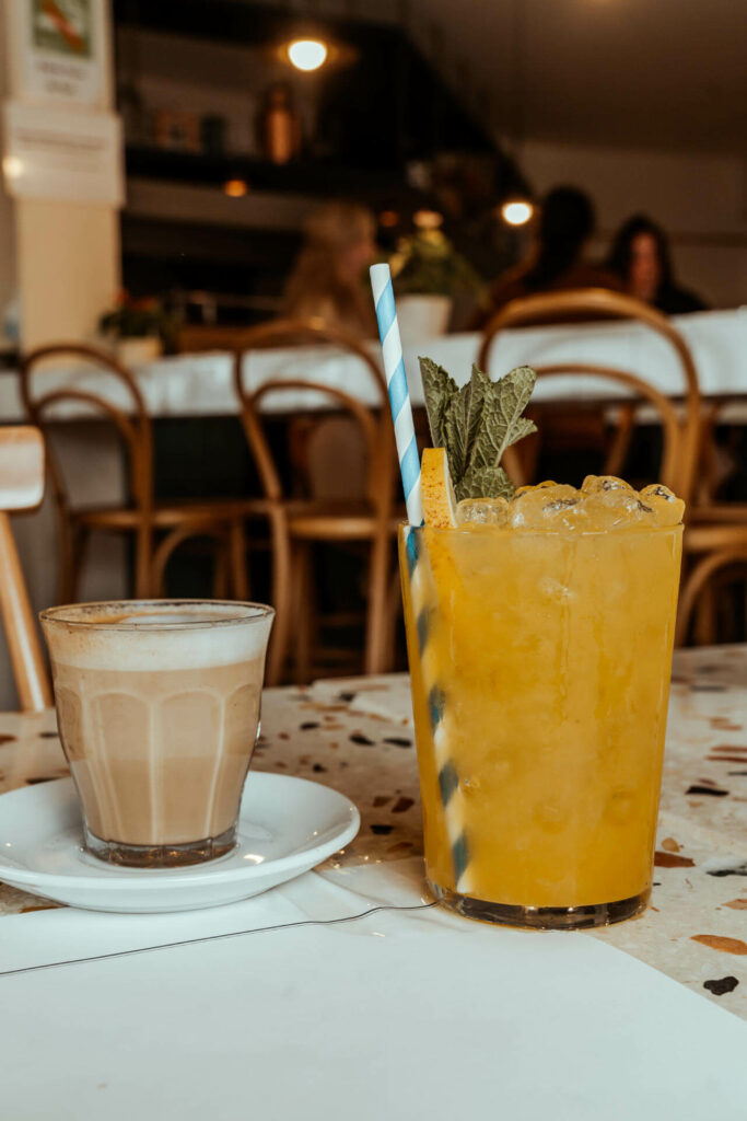 Zum Essen im Picnic Restaurant in Barcelona gibt es einen köstlichen Chai Latte und herrlich frische Passion Fruit Limonade.