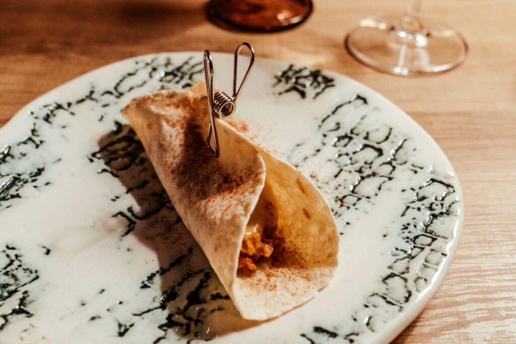 Das Essen, wie dieser Taco, wird vor den Augen der Gäste zubereitet.