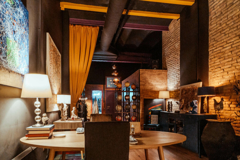 Das Tast Ller in Barcelona sieht nicht nach klassischem Restaurant aus, sondern geicht eher einem großen, stylisch eingerichteten Loft mit offener Küche.