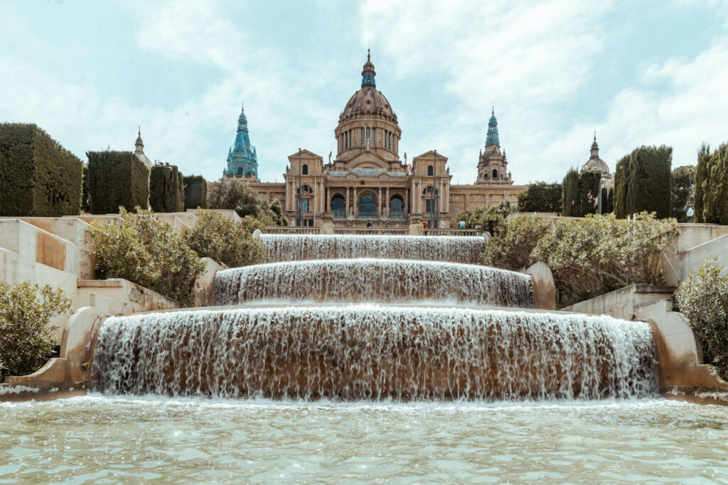 Der Montjuic Palau Nacional mit seinem Wasserfall ist eine wunderschöne Sehenswürdigkeit in Barcelona.