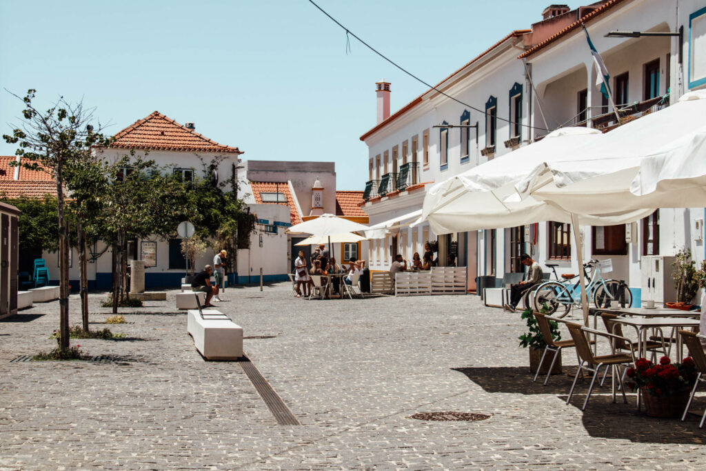 Portugiesische Straße mit netten Sitzgelegenheiten einiger Cafés im Alentejo Gebiet