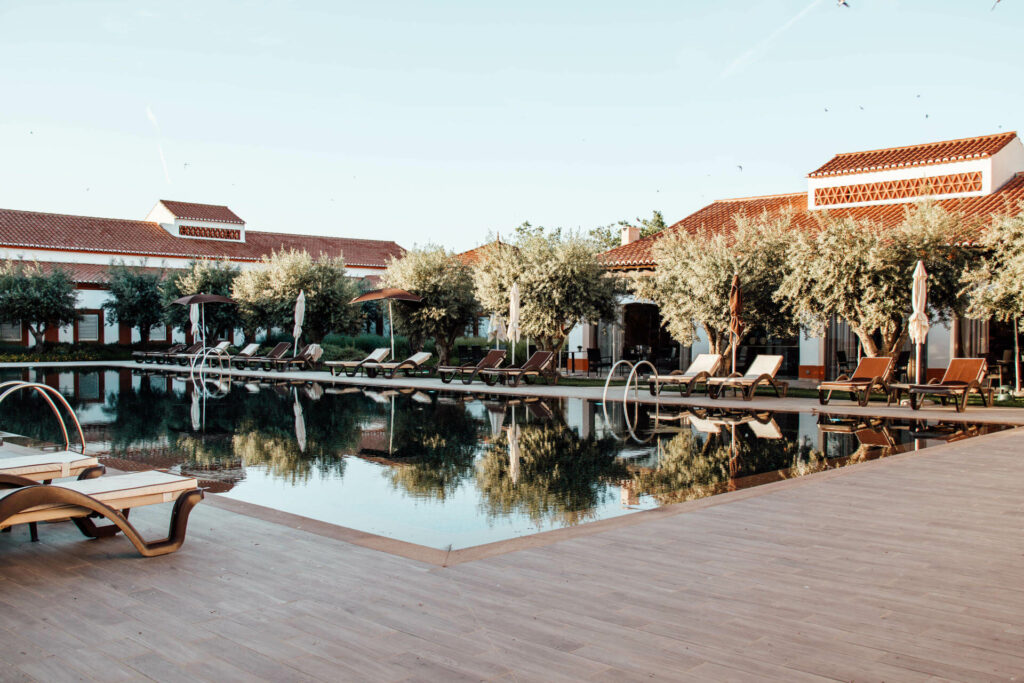 Ein Pool erstreckt sich in Mitten des Gestüts zum Hotel
