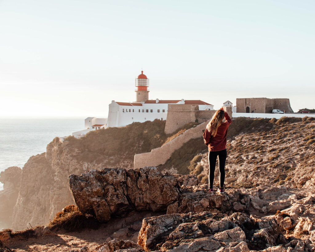 Ein toller Tipp für einen Stopp: Die anmutige Felsenküste, die sich bis zu einem Leuchtturm erstreckt und bietet eine echte Abwechslung zum Sandstrand - Sarah Waltinger hat es selbst erlebt.