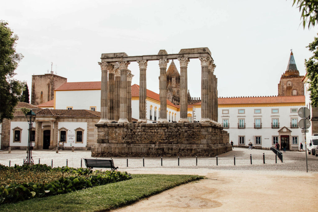 Ein beeindruckender antiker Tempel in Mitten eines Platzes im Örtchen Evora im Alentejo