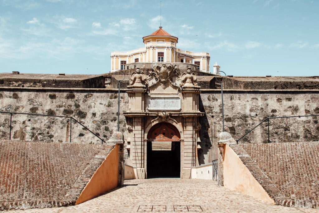 Ein antik verzierter, beeindruckender Eingang zum Sanktuarium eine Sehenswürdigkeit im Alentejo.