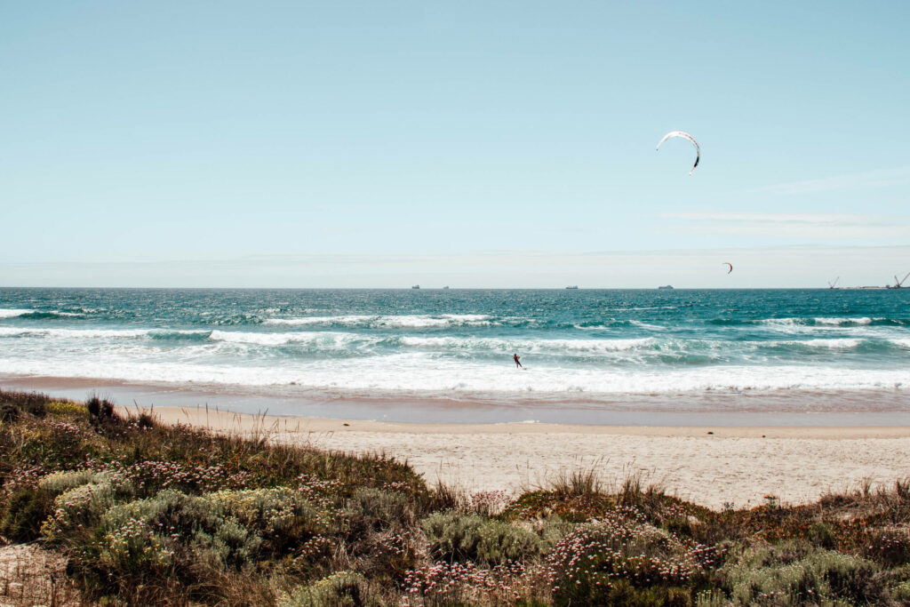 Wellenbrechendes Meer mit einem kleinen Ausschnitt Düne und Sandstrand ist nur ein Punkt deines Roadtrips