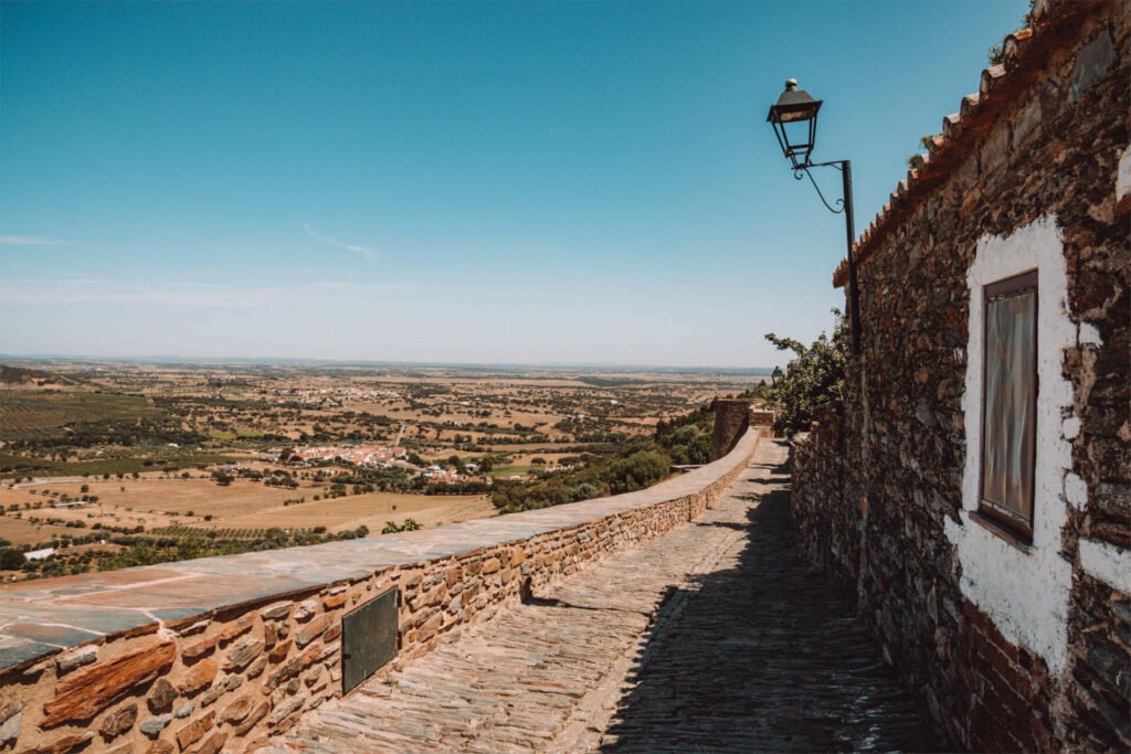 Der Blick von der Burgmauer lässt einen über die Weite von Monsaraz schweifen und die Vorzüge eines Roadtrips im Alentejo genießen.