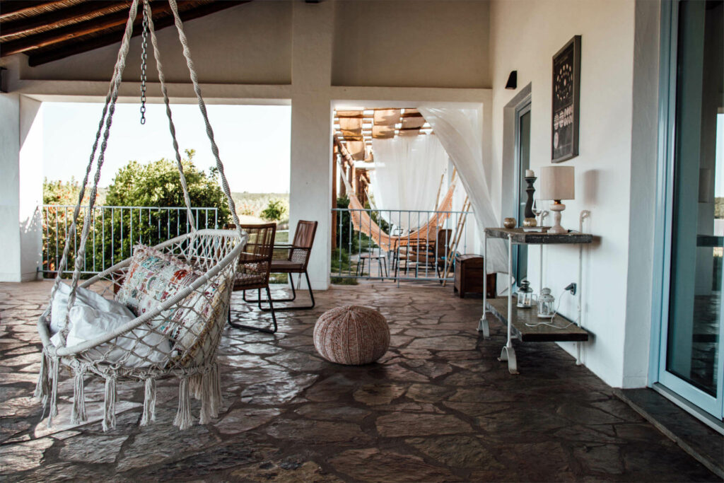 Die Terrasse des Hotels im Alentejo lädt zum Entspannen ein, perfekter Stopp für euren Roadtrip