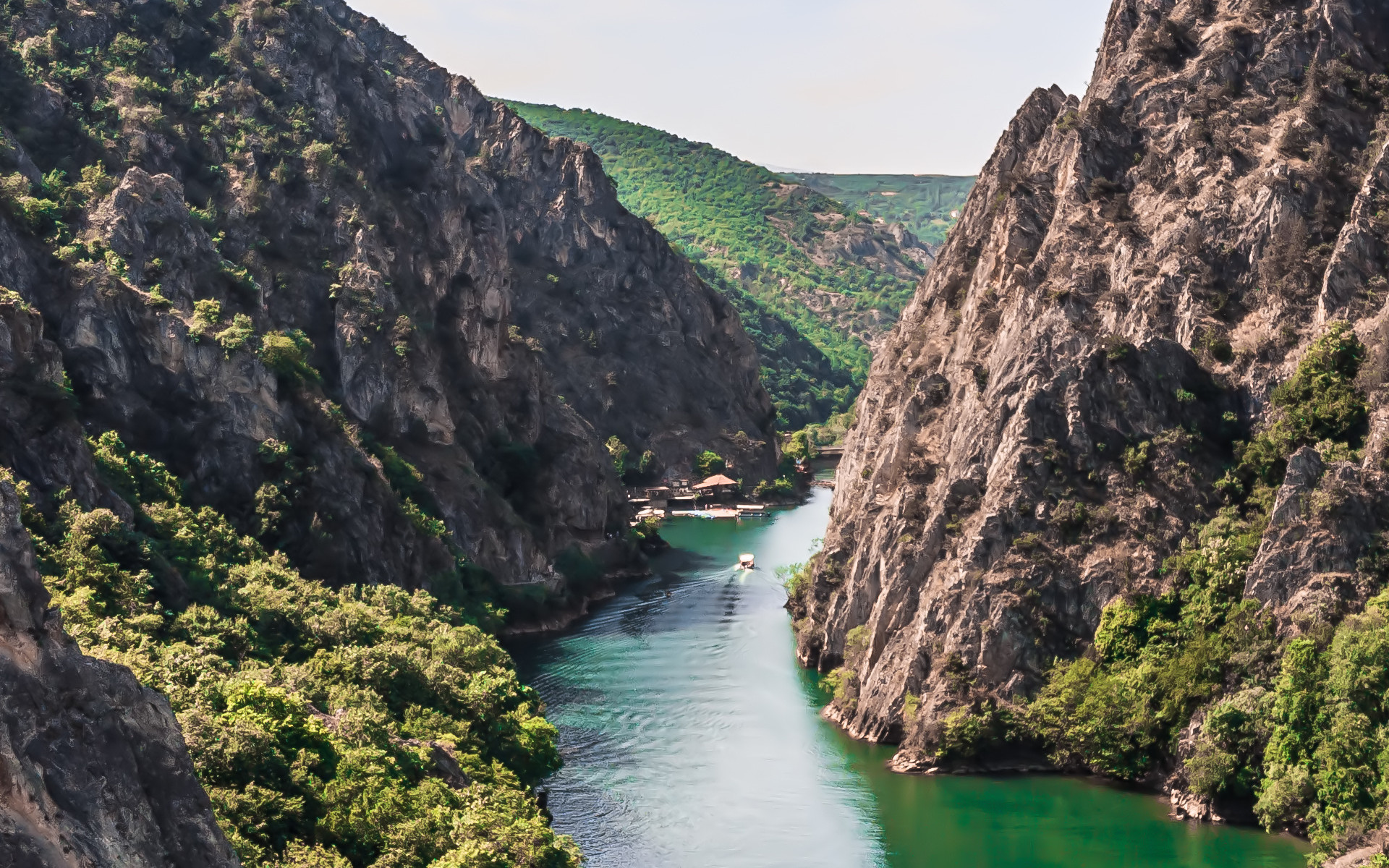 Ein türkisblauer Fluss zieht sich durch die Tiefe Schlucht des Matka Canyons.