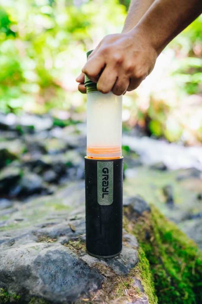 Ein Wasserfilter kann auf Reisen nützlich sein, um z. B. am Fluss trinkbares Wasser selbst zu produzieren.